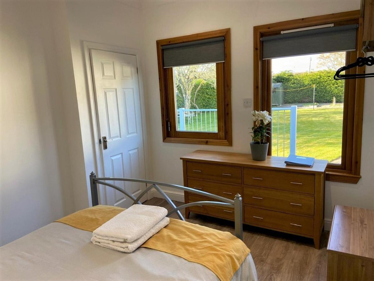 Chalet On The Green - Self Contained With Parking. Inshes ภายนอก รูปภาพ